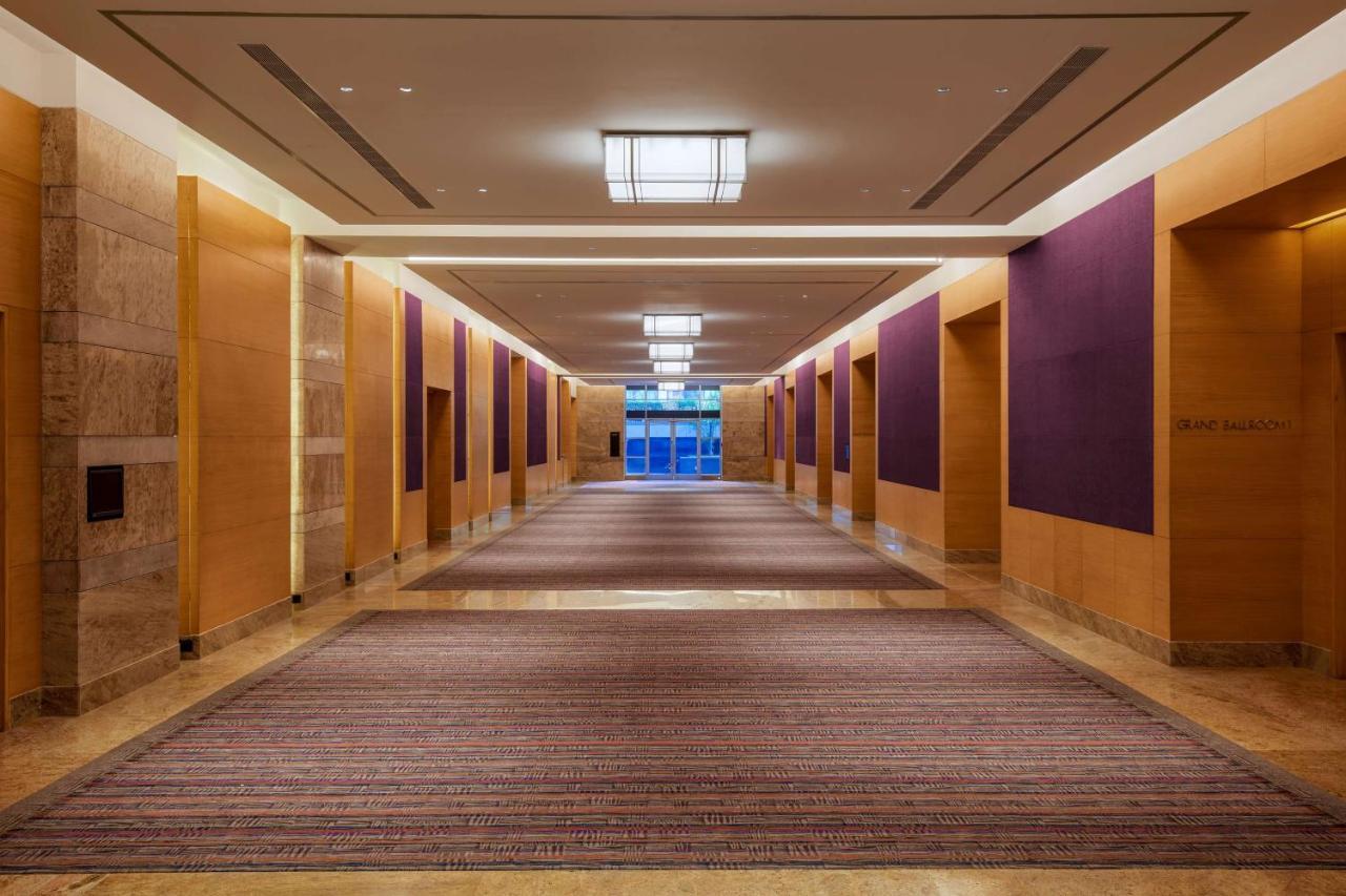 Grand Hyatt Mumbai Hotel And Residences Kültér fotó A corridor at the hotel