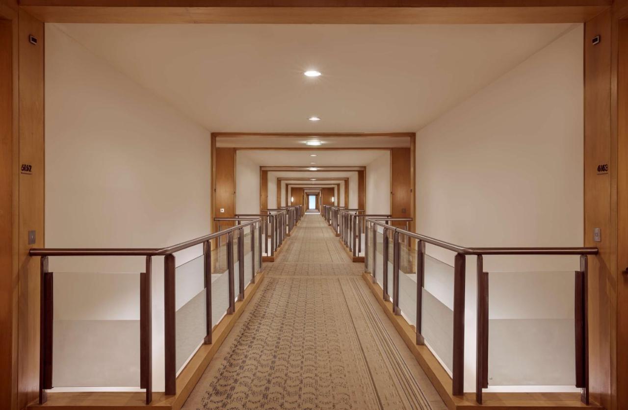 Grand Hyatt Mumbai Hotel And Residences Kültér fotó A corridor at the hotel