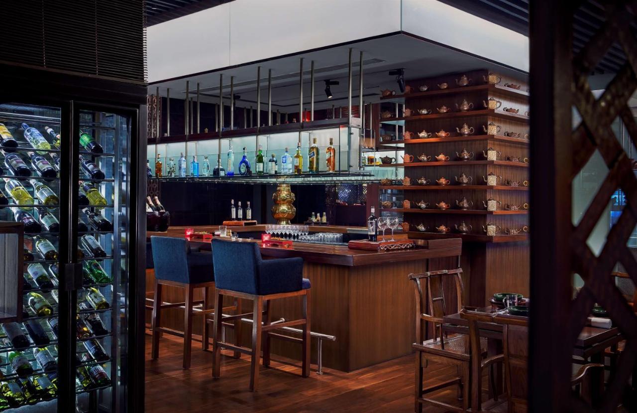 Grand Hyatt Mumbai Hotel And Residences Kültér fotó The bar at the restaurant
