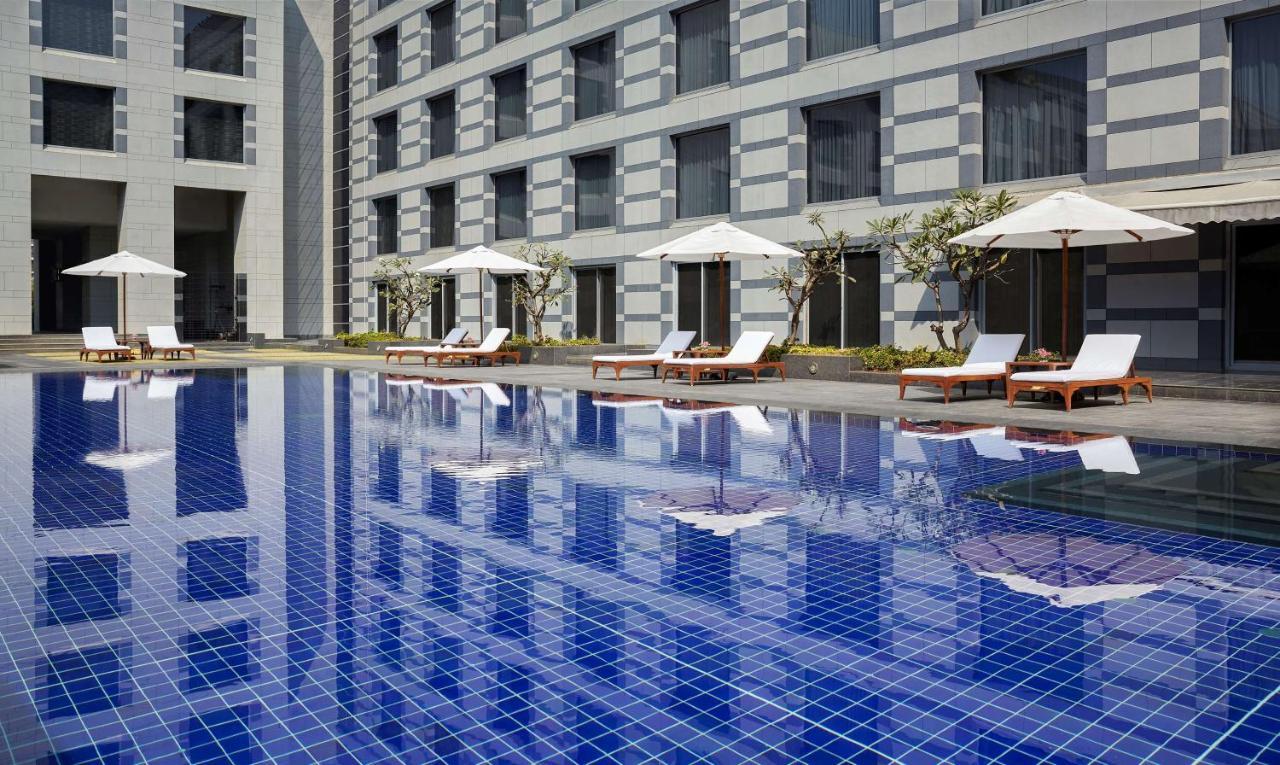Grand Hyatt Mumbai Hotel And Residences Kültér fotó The pool at the hotel