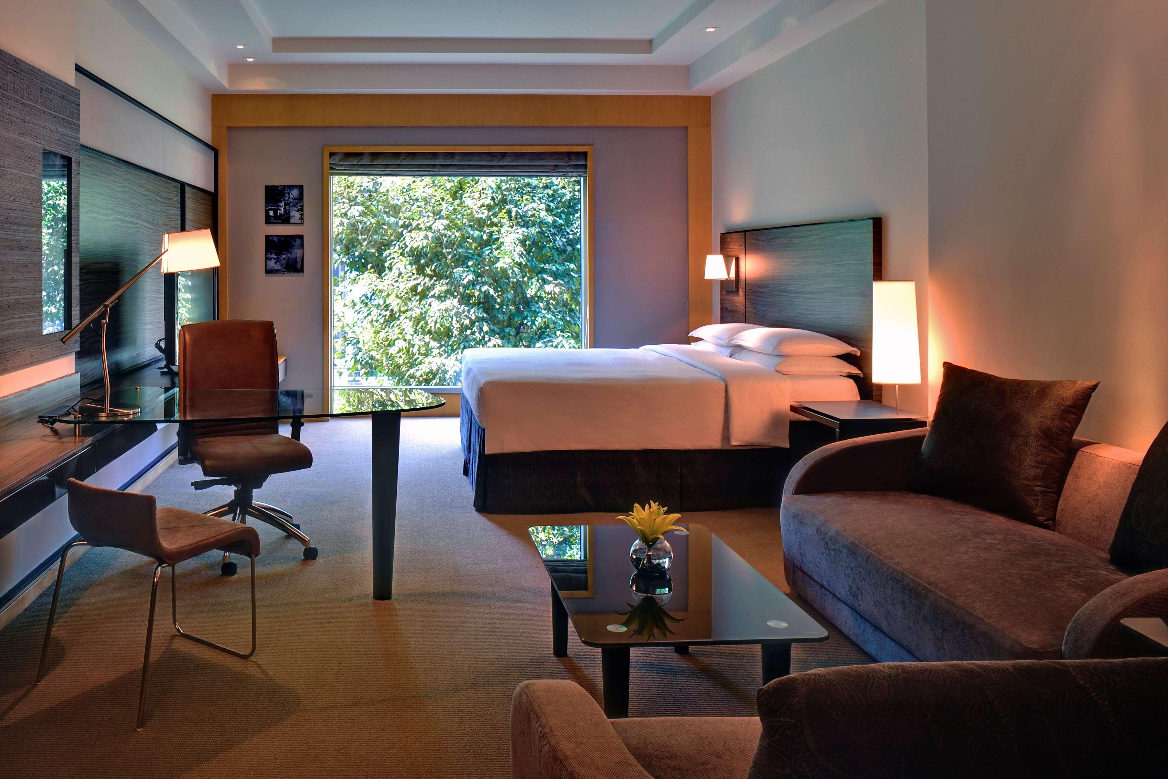 Grand Hyatt Mumbai Hotel And Residences Kültér fotó A room at the Taj Bengal