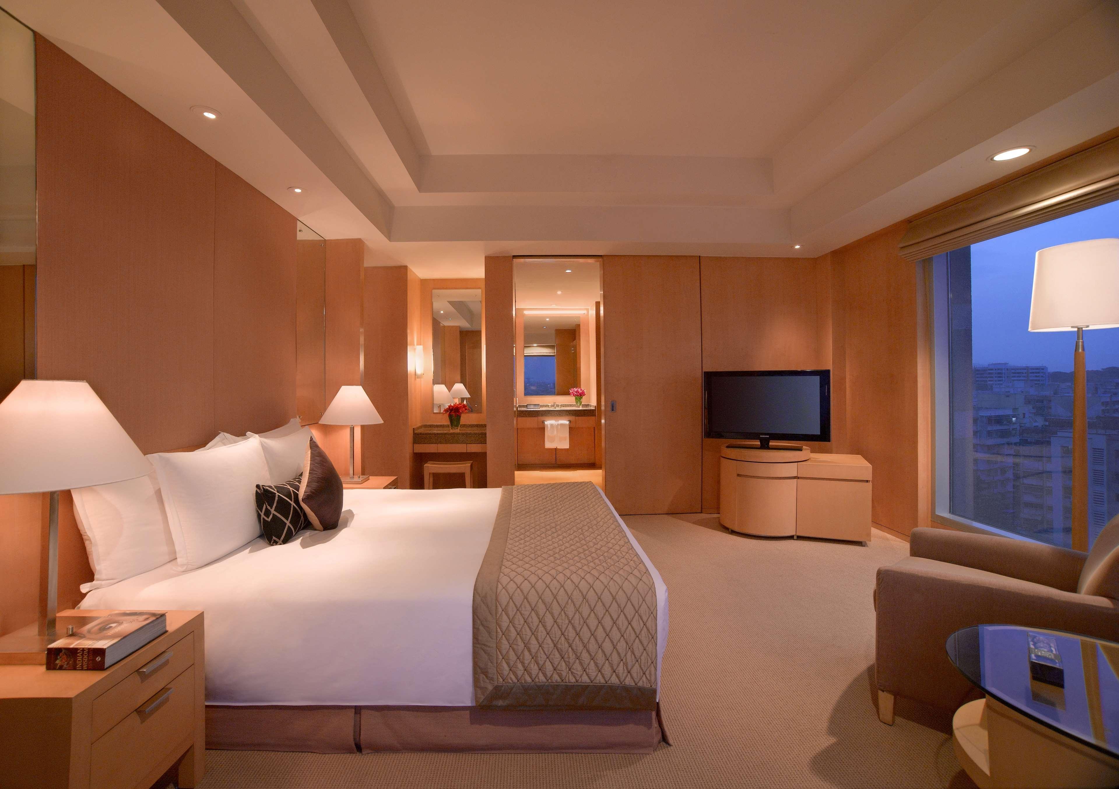Grand Hyatt Mumbai Hotel And Residences Kültér fotó A bedroom in a suite at the Mandarin Oriental, Hong Kong
