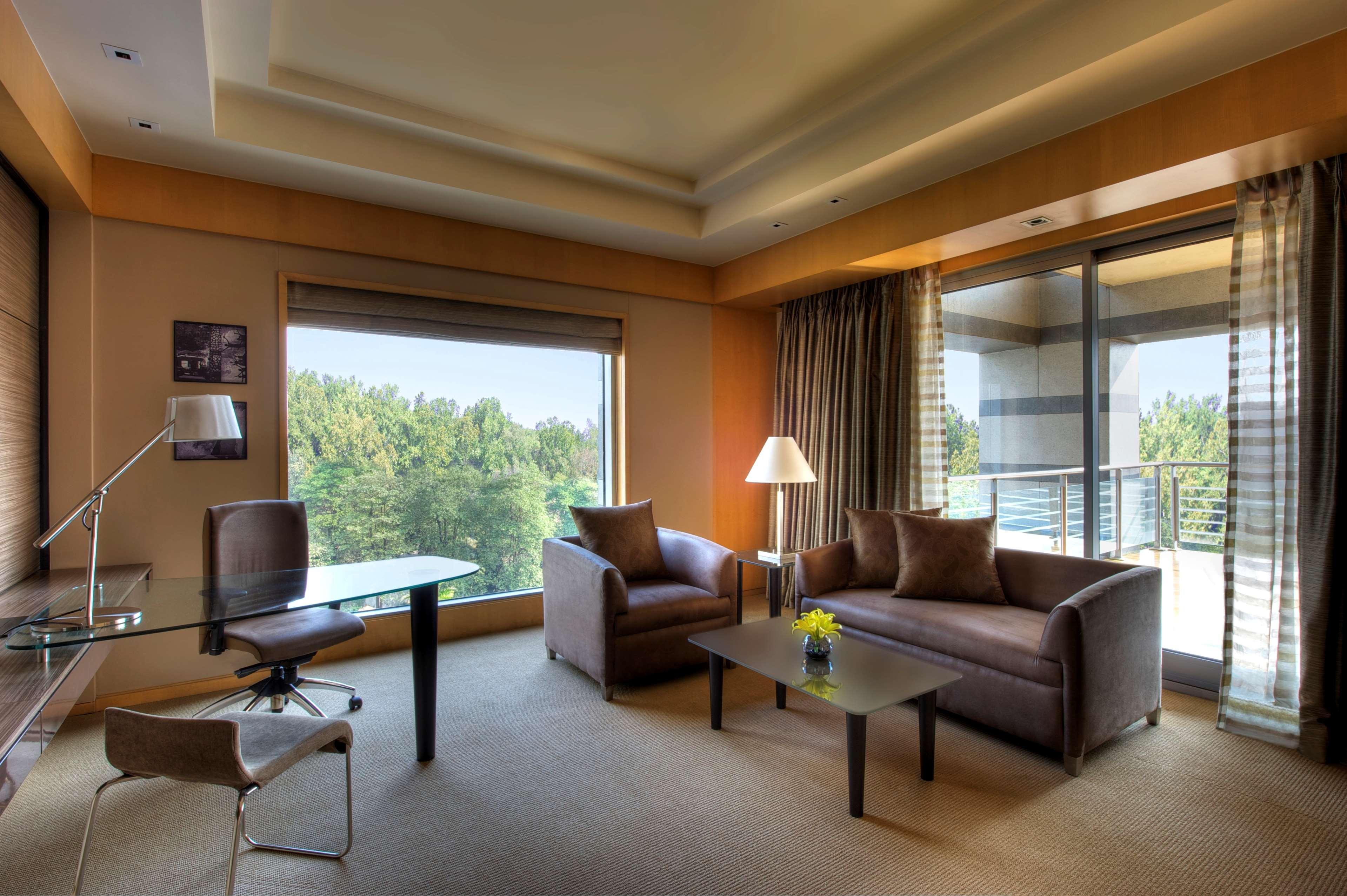 Grand Hyatt Mumbai Hotel And Residences Kültér fotó A suite at the hotel