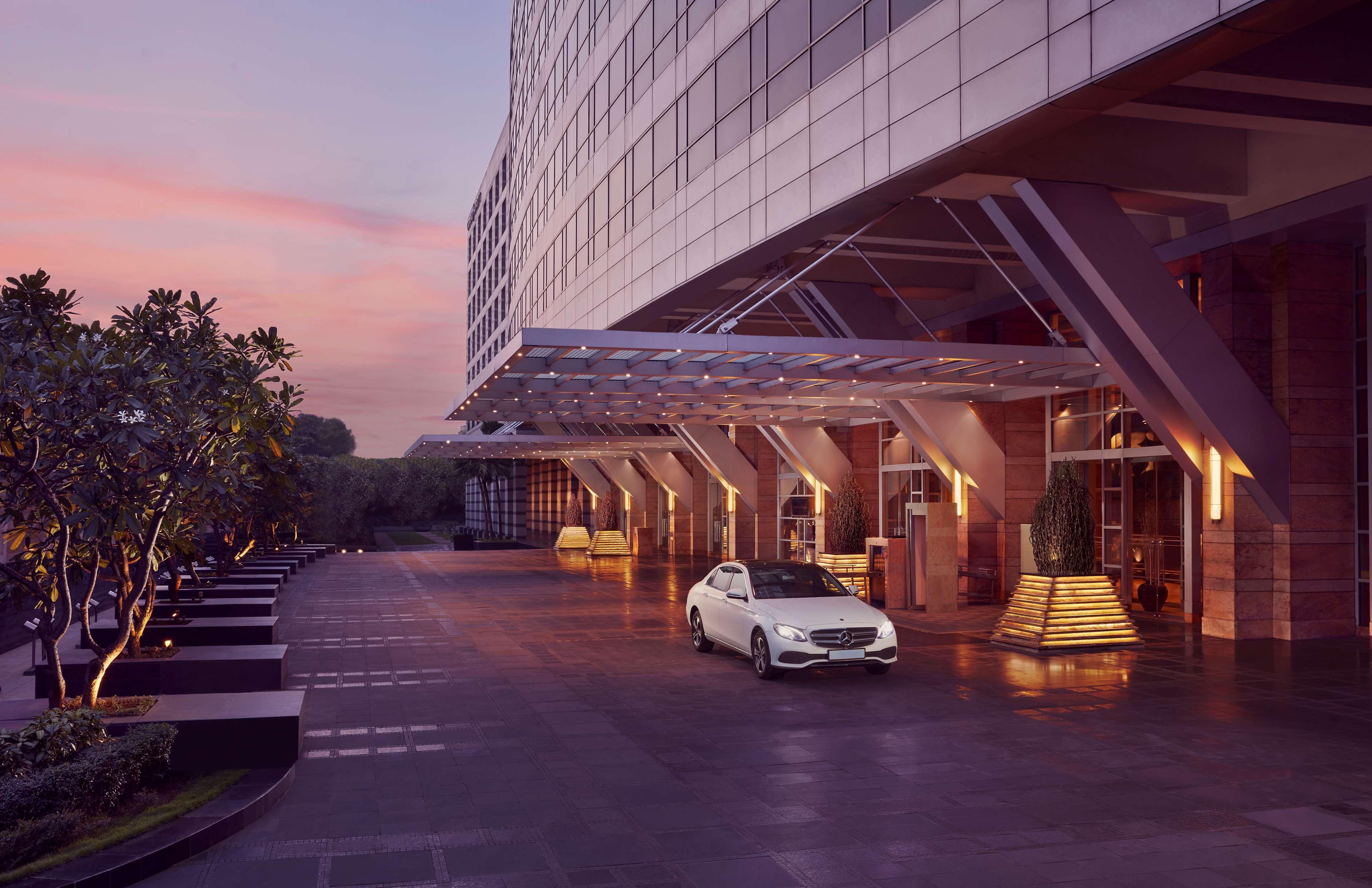 Grand Hyatt Mumbai Hotel And Residences Kültér fotó The hotel's main entrance