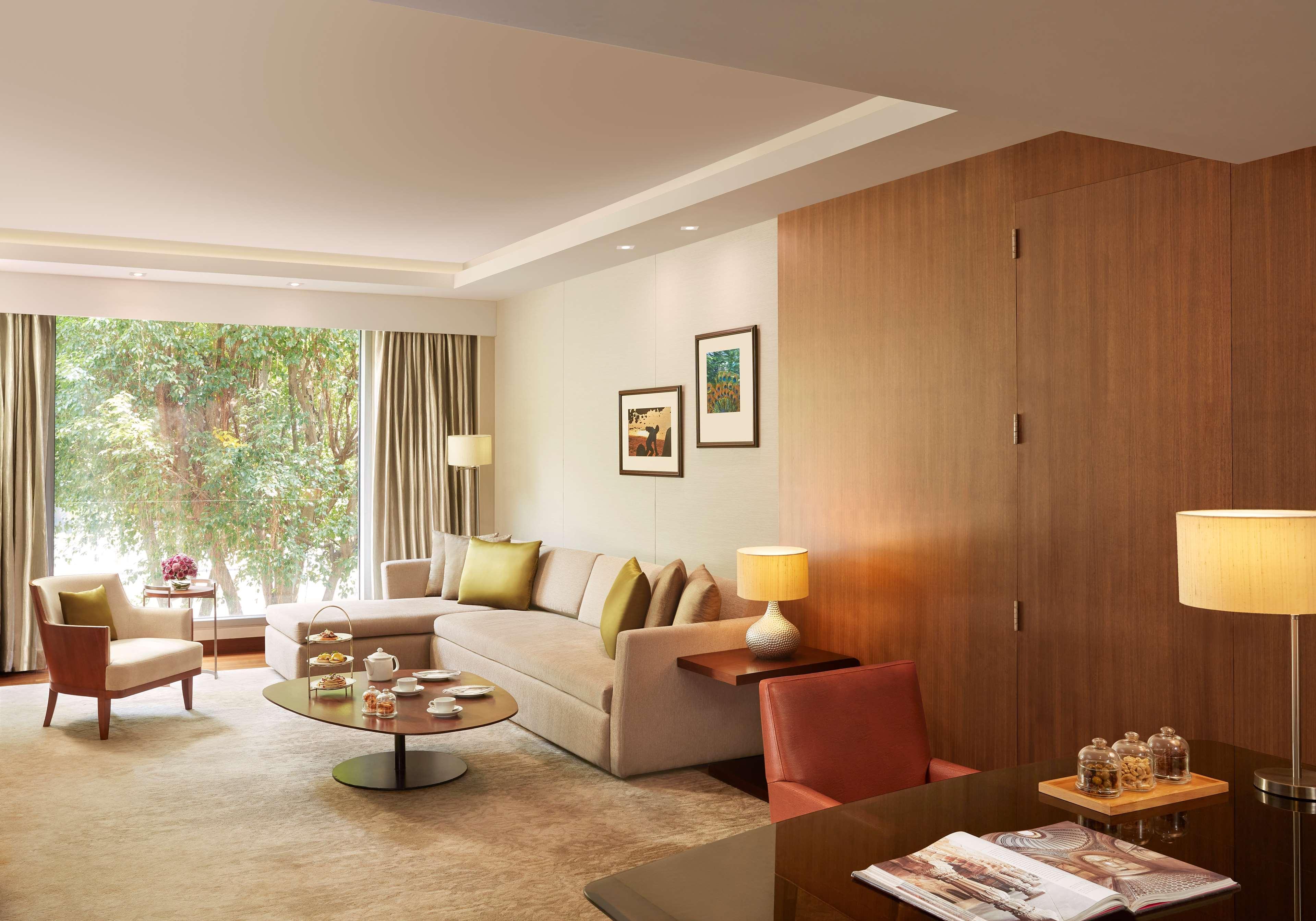 Grand Hyatt Mumbai Hotel And Residences Kültér fotó A living room at the Taj Mahal Palace
