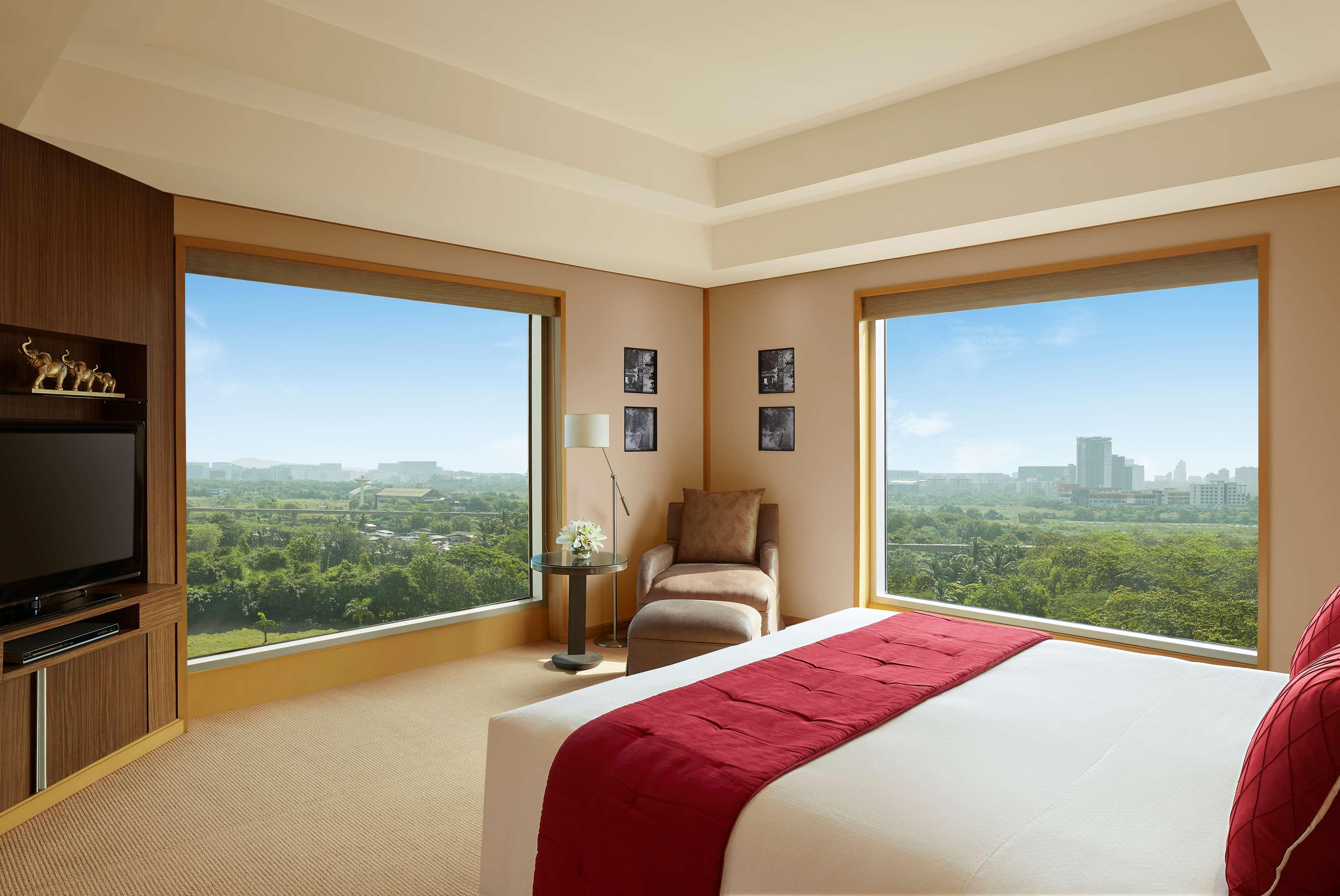 Grand Hyatt Mumbai Hotel And Residences Kültér fotó A bedroom at The Oberoi, Mumbai