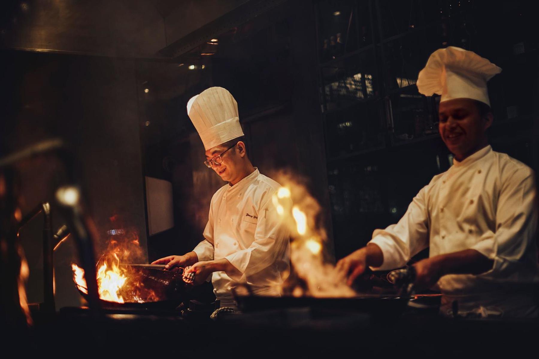 Grand Hyatt Mumbai Hotel And Residences Kültér fotó Cooking with a wok