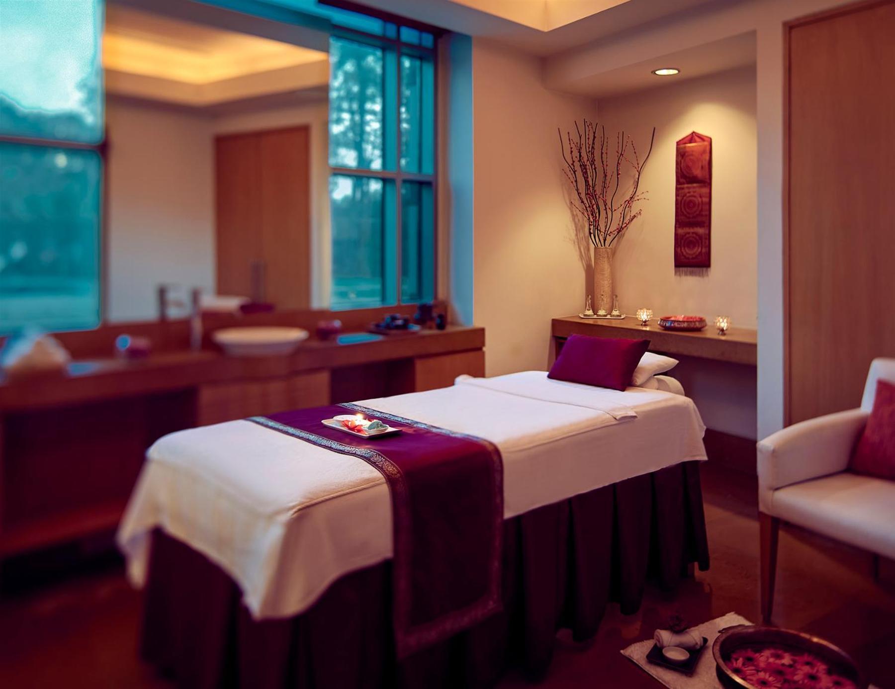 Grand Hyatt Mumbai Hotel And Residences Kültér fotó A treatment room at the Four Seasons Spa