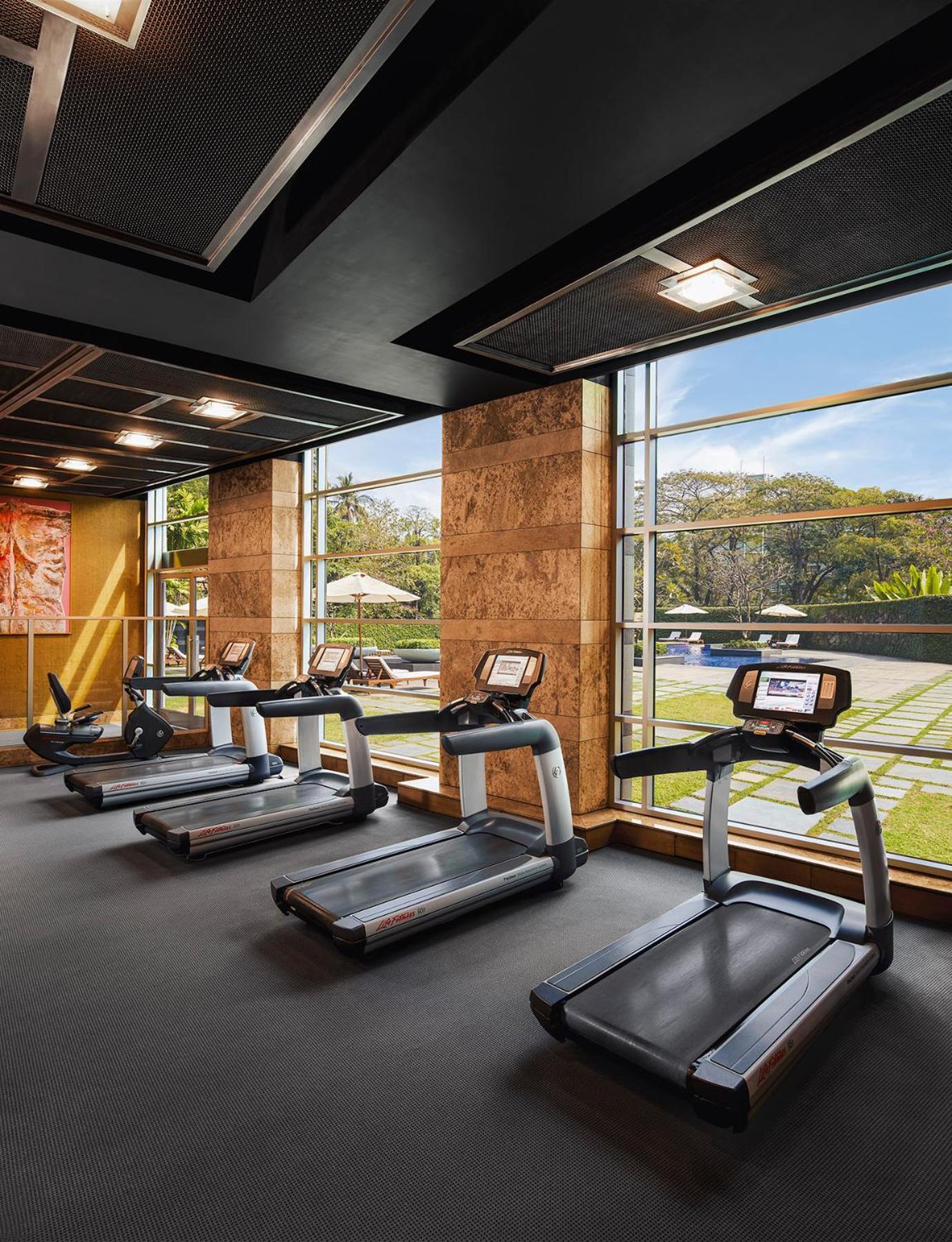 Grand Hyatt Mumbai Hotel And Residences Kültér fotó The gym at the Taj Bengal