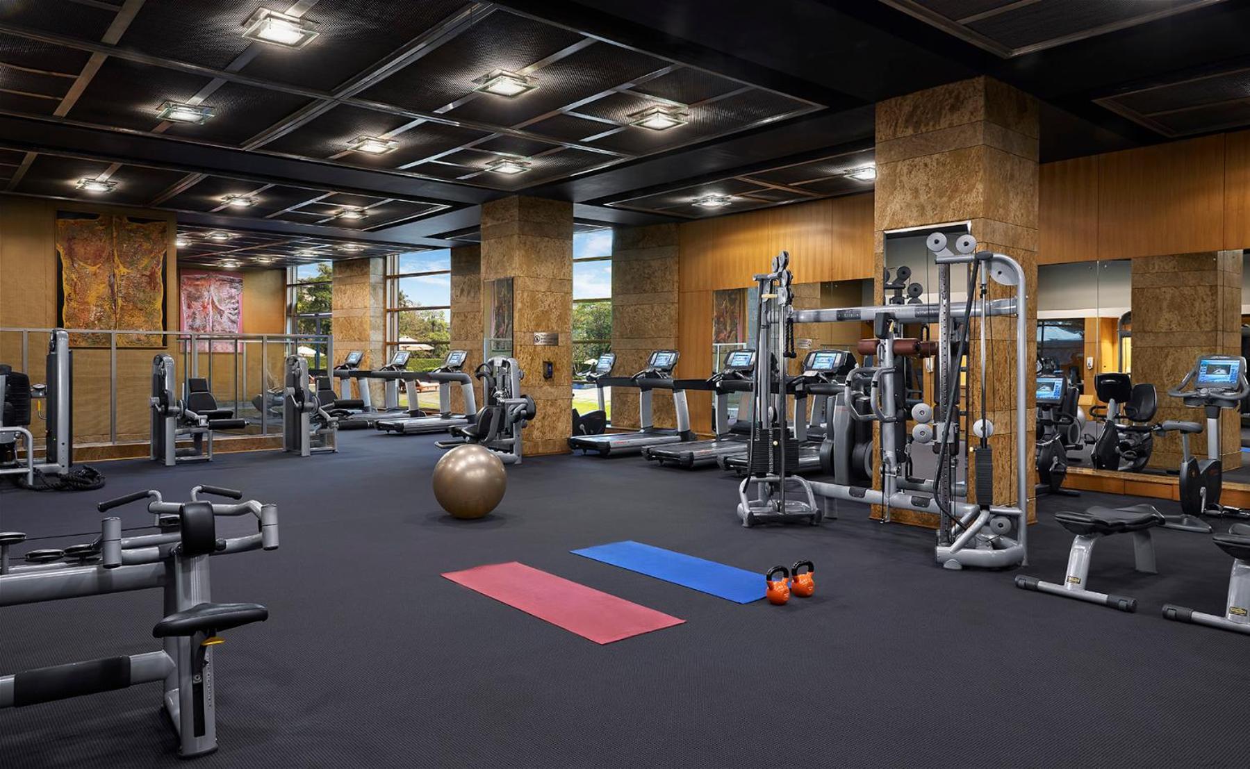 Grand Hyatt Mumbai Hotel And Residences Kültér fotó The gym at The Westin
