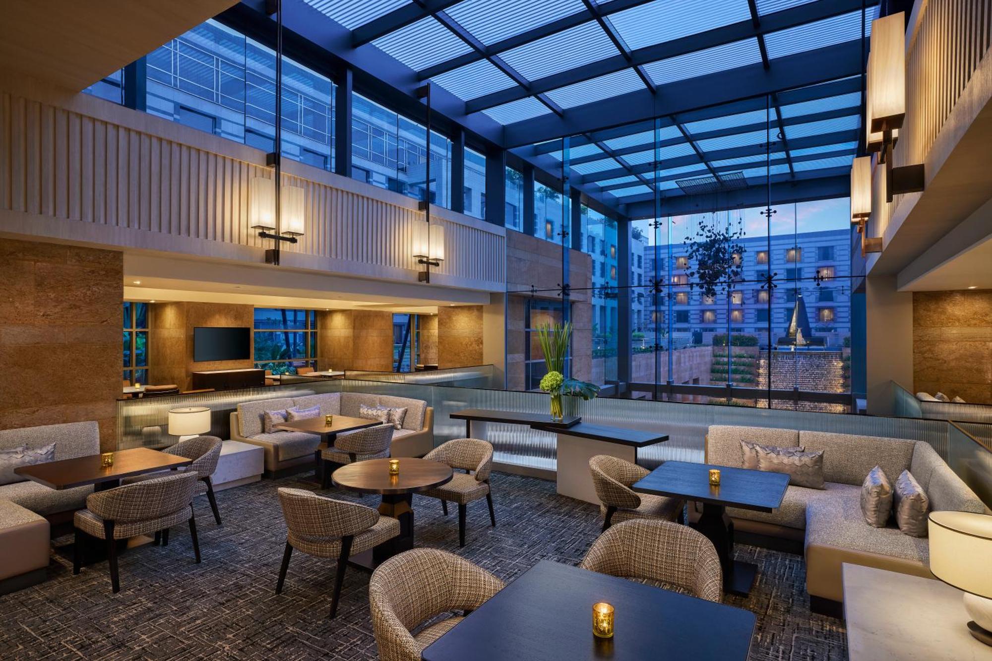 Grand Hyatt Mumbai Hotel And Residences Kültér fotó The Lounge at the Westin