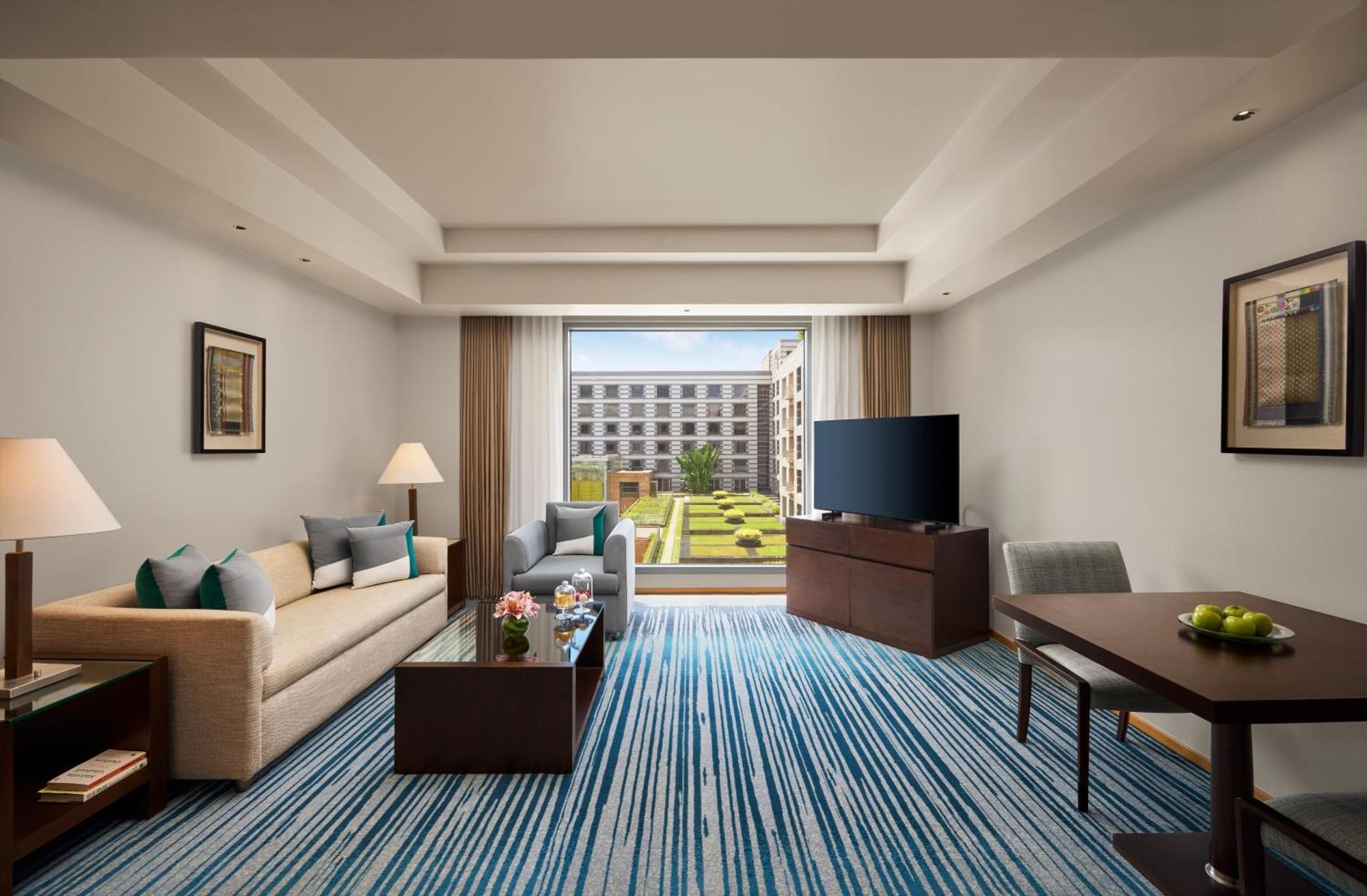 Grand Hyatt Mumbai Hotel And Residences Kültér fotó Living room of a suite